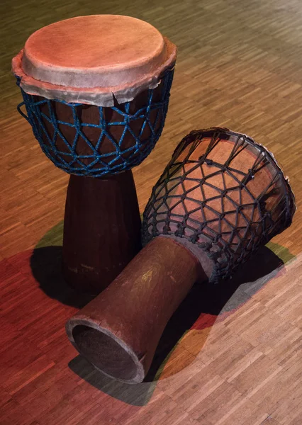 Escenario tradicional de madera djembe drumon africano — Foto de Stock