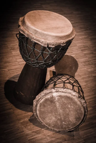 Estágio de tambores djembe africano de madeira tradicional — Fotografia de Stock