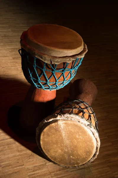 Estágio de tambores djembe africano de madeira tradicional — Fotografia de Stock