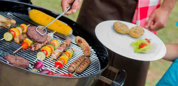 Service von Fleisch auf dem Teller beim Grillen — Stockfoto