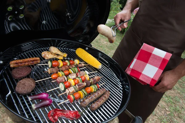 Geassorteerde heerlijk gegrilde vlees met groente op een barbecue — Stockfoto