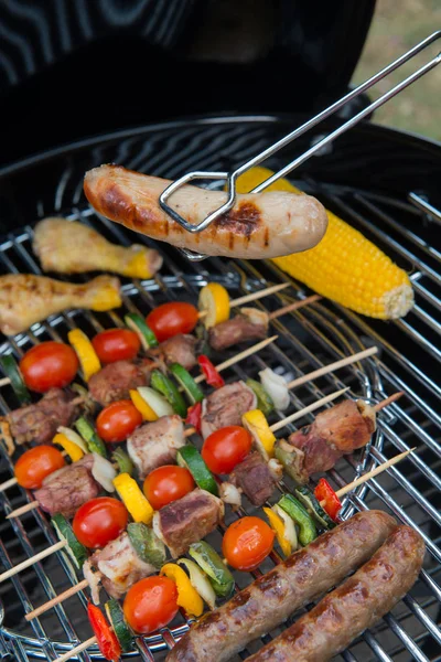 Różne pyszne mięso z grilla z warzywami na grilla — Zdjęcie stockowe