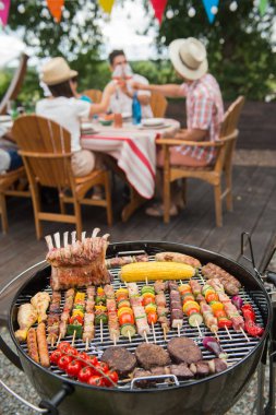 Aile bahçelerinde parti bir Barbekü partisi