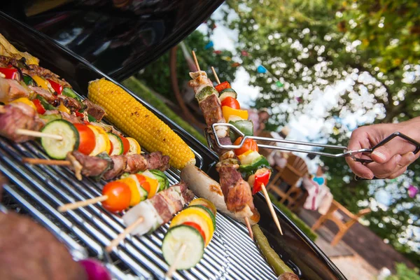 Çeşitli lezzetli ızgara et mangal üzerinde sebze ile — Stok fotoğraf