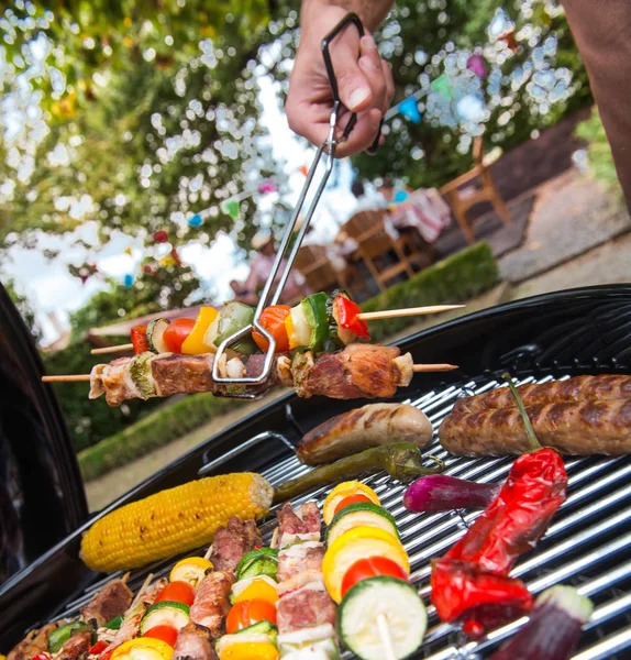 Geassorteerde heerlijk gegrilde vlees met groente op een barbecue — Stockfoto