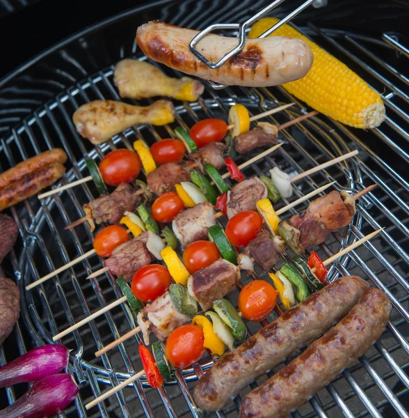 Blandade läckra grillat kött med grönsaker på en grill — Stockfoto