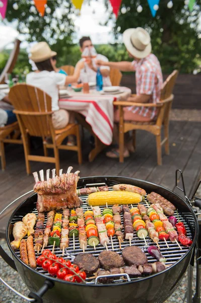 Familie feiert Grillparty im Garten — Stockfoto