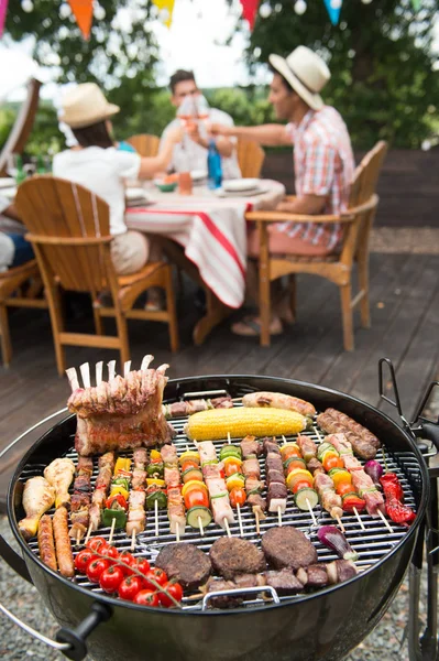 Familjen att grilla fest i deras trädgård — Stockfoto