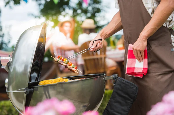 Aile bahçelerinde parti bir Barbekü partisi — Stok fotoğraf