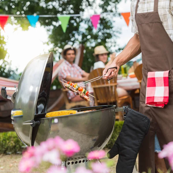 Aile bahçelerinde parti bir Barbekü partisi — Stok fotoğraf