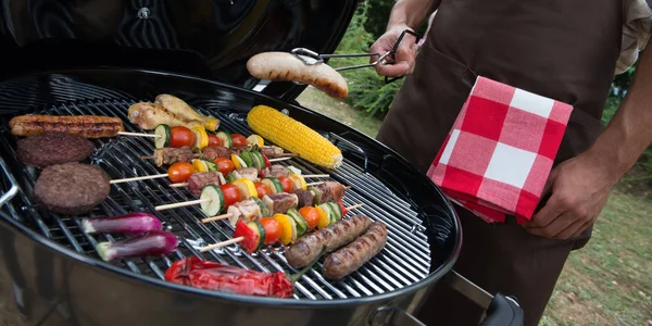 Familie feiert Grillparty im Garten — Stockfoto