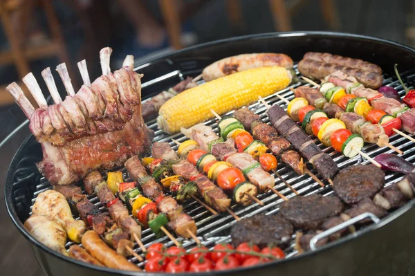 Blandade läckra grillat kött med grönsaker på en grill — Stockfoto