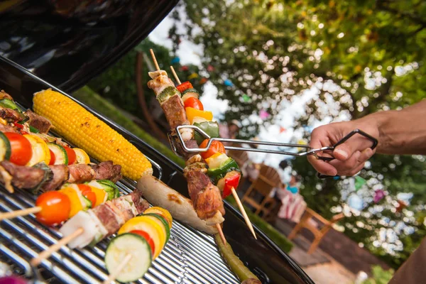 Délicieuse viande grillée assortie aux légumes sur un barbecue — Photo