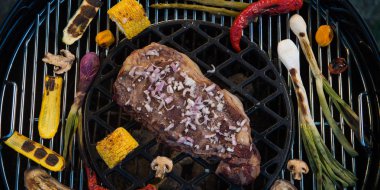 Çeşit çeşit lezzetli ızgara et kömürlerin üzerinde sebze ile Barbekü