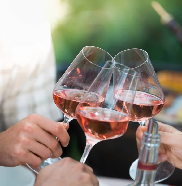 Mutlu arkadaş açık havada, gül şarap cam toasting eller eğleniyor — Stok fotoğraf