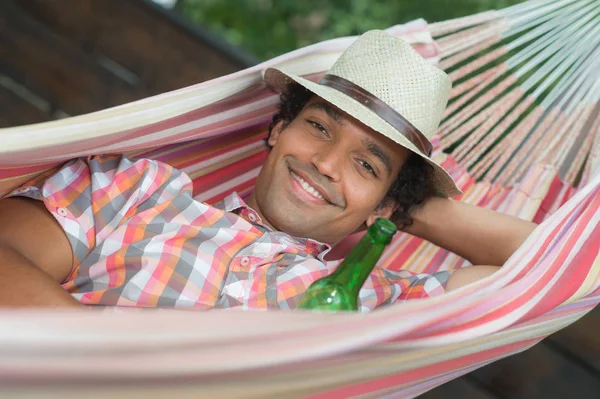 Uomo Relax e bere una birra in amaca — Foto Stock