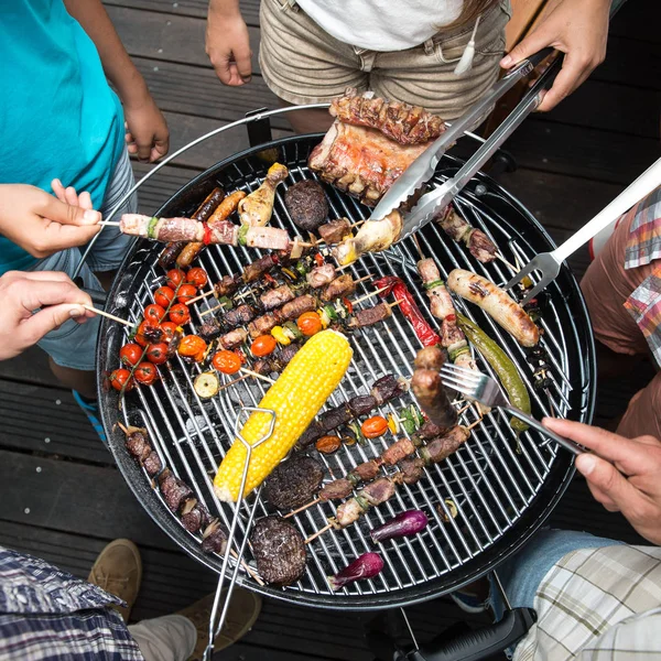 Bovenaanzicht van vriend handen eten, barbecue Tuinfeestje serveren — Stockfoto