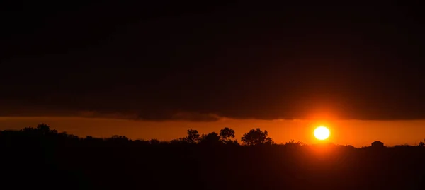 Panorama de incrível lindo pôr do sol nascer sobre a silhueta paisagem escura — Fotografia de Stock