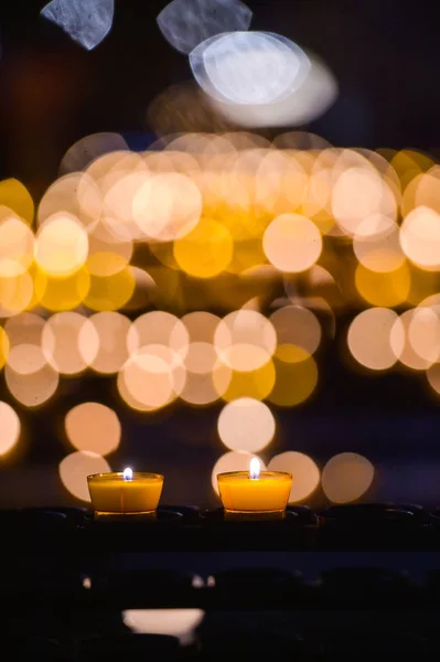 Veel kaarsen bij kerk in Straatsburg, Frankrijk, vervagen achtergrond — Stockfoto