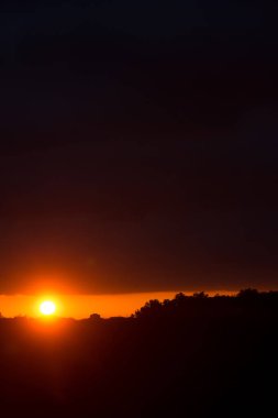 Güzel gün batımı gündoğumu karanlık manzara siluet üzerinde şaşırtıcı panorama