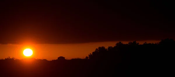 Panorama de increíble hermosa puesta del sol salida del sol sobre silueta de paisaje oscuro —  Fotos de Stock