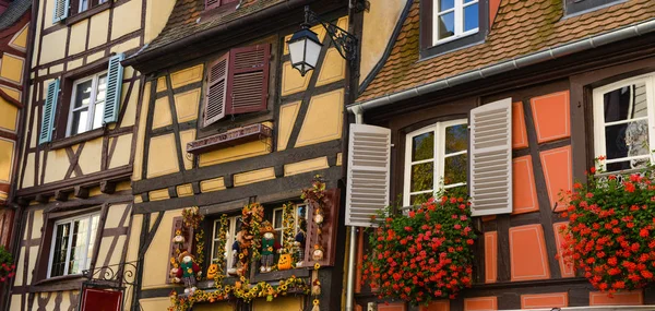 Barevné tradiční francouzské domy v Petite Venise, Colmar — Stock fotografie