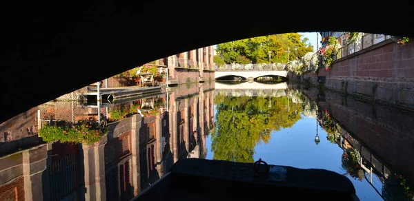 Schiff bei einem Besuch in Colmar, Frankreich oder Klein-Venedig. — Stockfoto