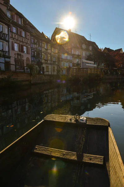 Barco enquanto visita Colmar, França ou Little Venice . — Fotografia de Stock