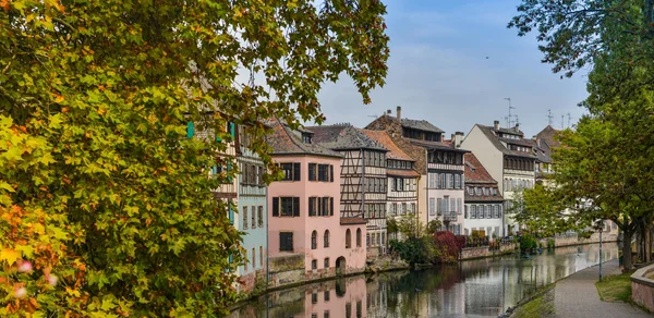 Estrasburgo, canal de agua y bonita casa en la zona de Petite France . — Foto de Stock