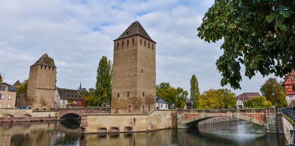 Estrasburgo, puente medieval Ponts Couverts, barrio histórico Petite France — Foto de Stock