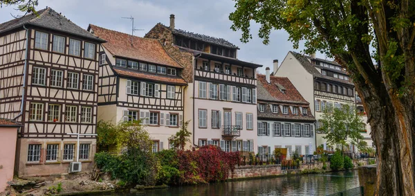 Strasbourg, water canal and nice house in Petite France area. — Stock Photo, Image