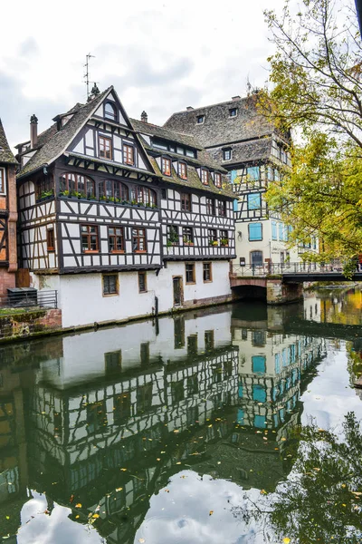 Štrasburk, vodní kanál a pěkný dům v oblasti Petite France. — Stock fotografie