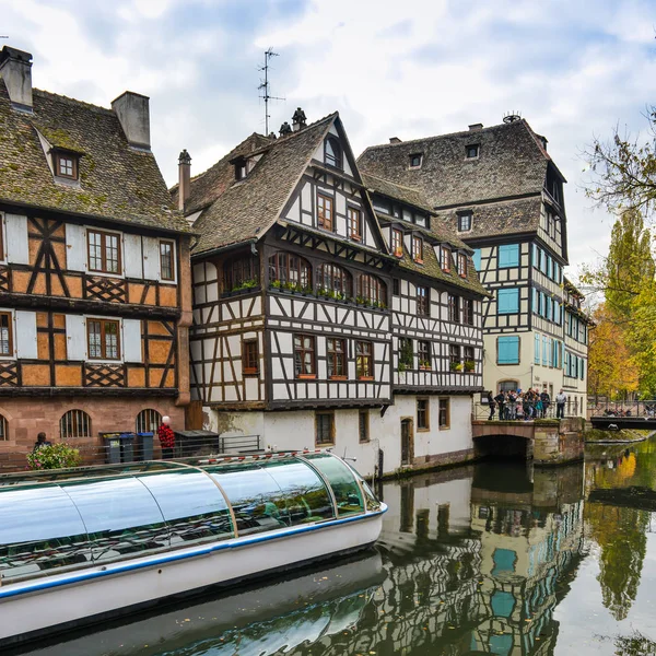 Estrasburgo, canal de agua y bonita casa en la zona de Petite France . — Foto de Stock