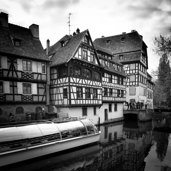 Strasbourg, wasserkanal und schönes haus in petite france area. — Stockfoto