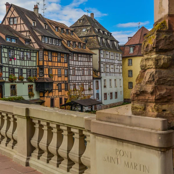 Štrasburk, vodní kanál a pěkný dům v oblasti Petite France. — Stock fotografie