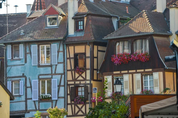 Barevné tradiční francouzské domy v Petite Venise, Colmar — Stock fotografie