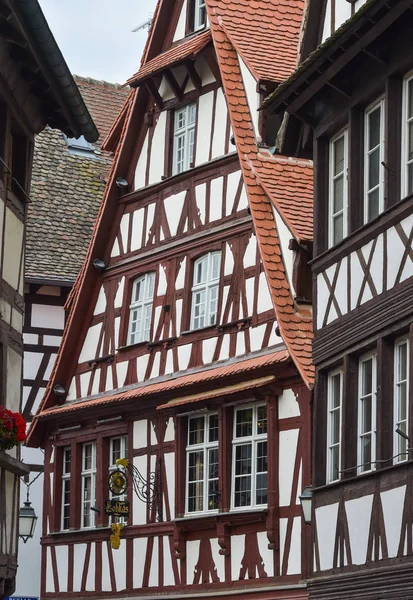 Strasbourg, parte di una bella casa nella zona di Petite France . — Foto Stock