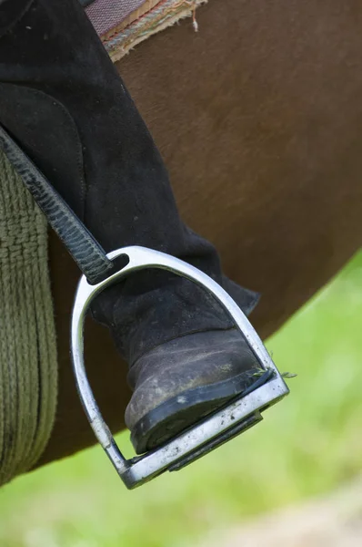 Dressurreiter und Pferd Nahaufnahme Stiefel in Steigbügel Detail — Stockfoto