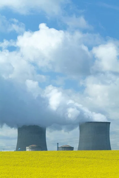 Jaderná elektrárna s kouřící věží nad jasně modré obloze. — Stock fotografie