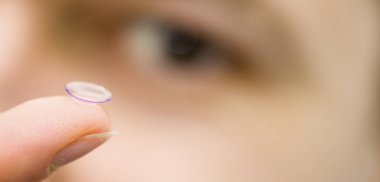 Kontakt lens parmak ve göz arka plan