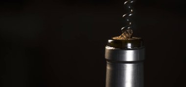 Bir şişe şarap tirbuşon, beyaz arka plan ile açma