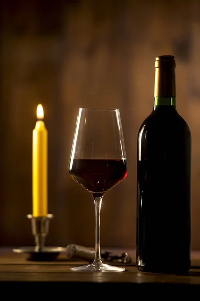 Verter vino tinto en la copa de vino de la botella verde —  Fotos de Stock