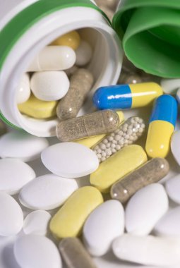 Renkli hap, Tablet ve kapsüller beyaz arka plan üzerinde