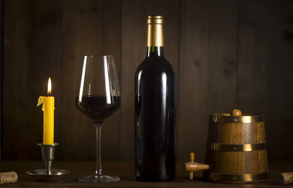 녹색 병에서 와인 글라스에 레드 와인을 붓는 — 스톡 사진