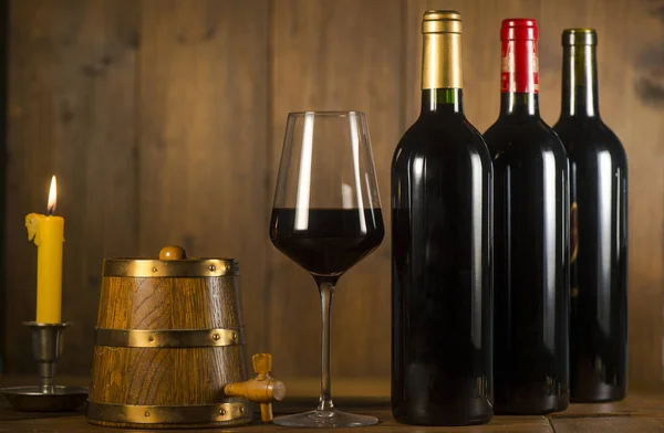 Наливання червоного вина в келих з зеленої пляшки — стокове фото