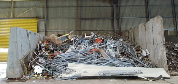 Хранение металлических отходов для переработки — стоковое фото