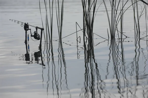 Fiskespö i sjön, väntar på nyckeln — Stockfoto