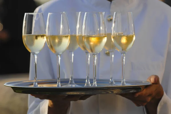Профессиональный официант в форме, подающий шампанское — стоковое фото