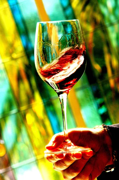 Red wine in wineglass on color background — Stock Photo, Image