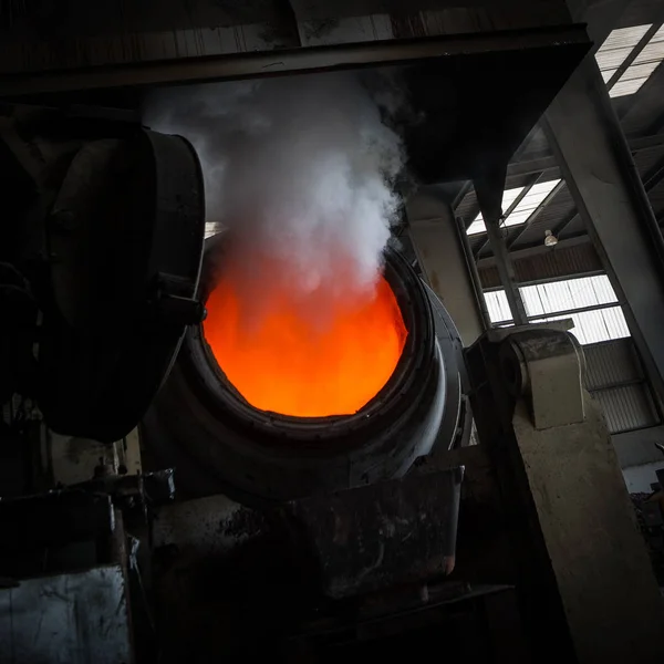 Coulée d'acier chaud dans l'usine d'acier — Photo